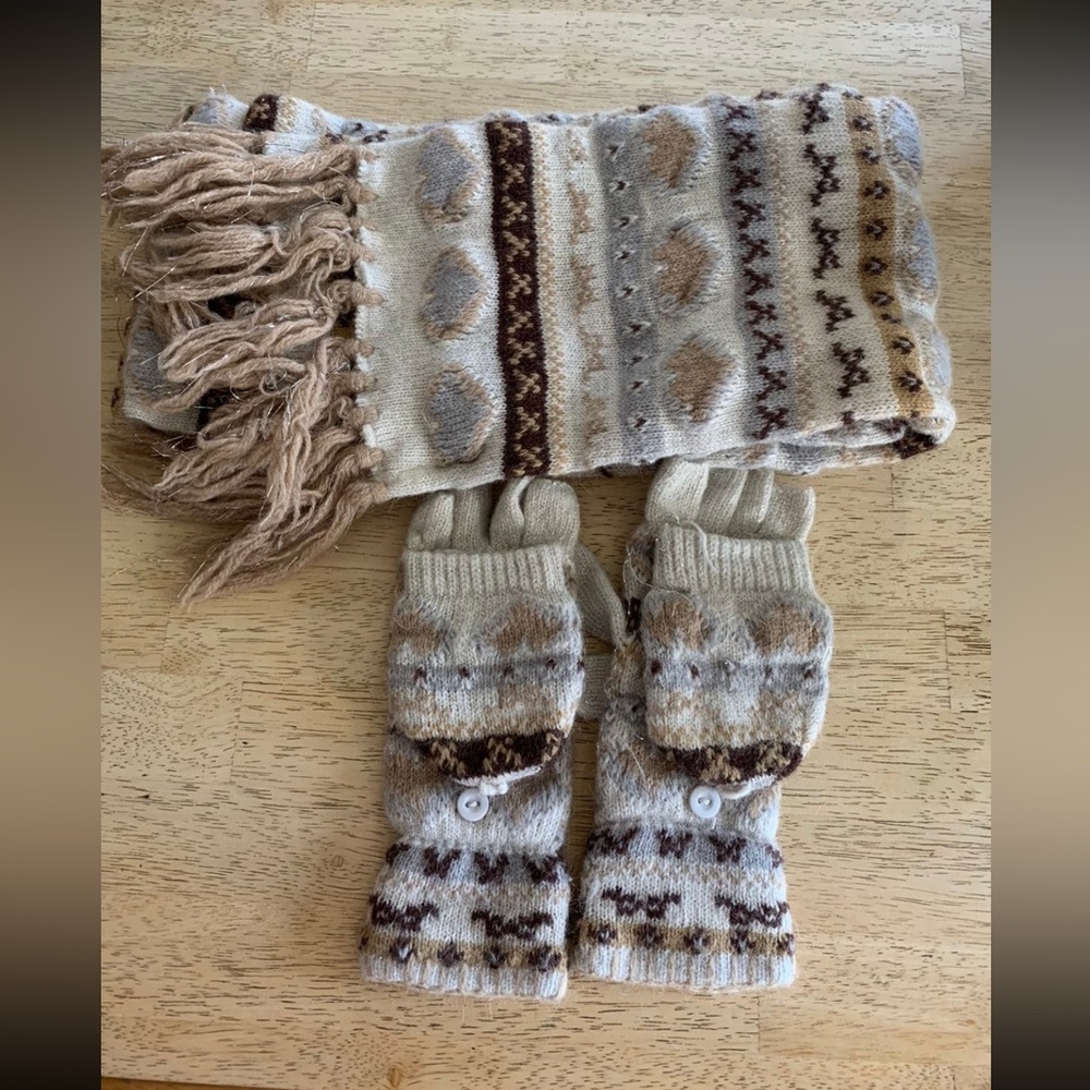 Berkshire Fashions Scarf & Glove Set